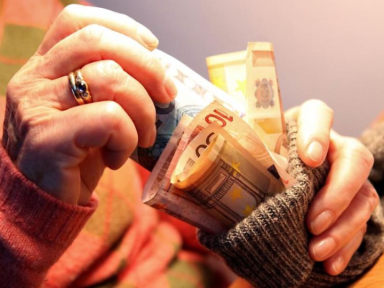 Die EZB hat das Geld im Euroraum so billig gemacht wie nie zuvor, darum sind auch viele Banken nicht bereit, ihren Kunden üppige Zinsen zu bieten.