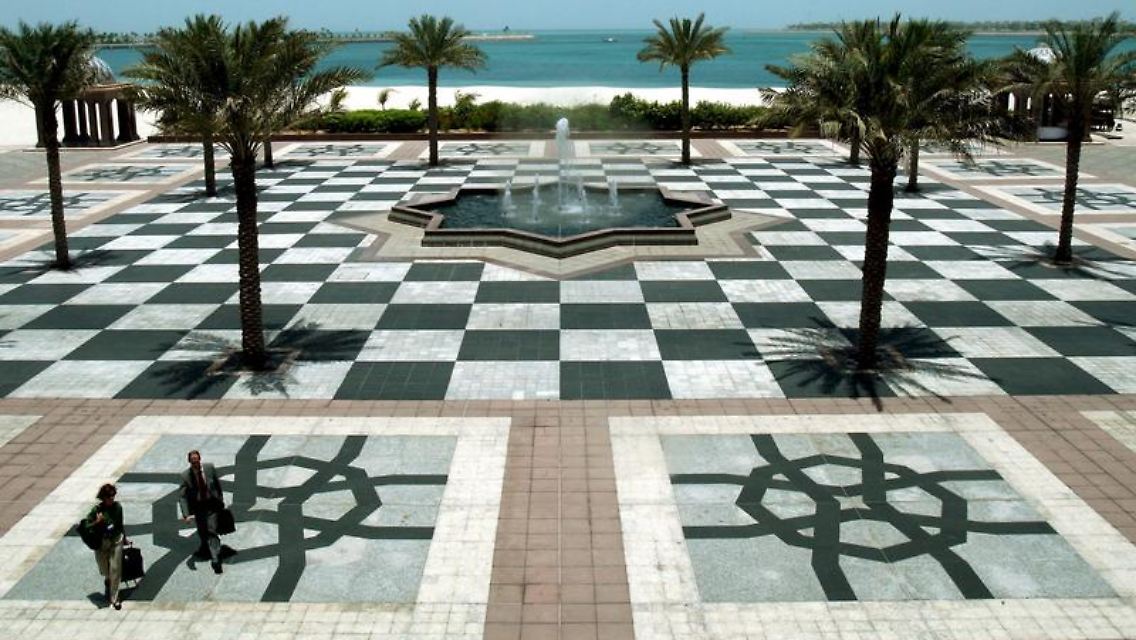 Vorplatz des Emirates Palace Hotel in Abu Dhabi: In dem arabischen Emirat sind die Hotelpreise weltweit am höchsten.