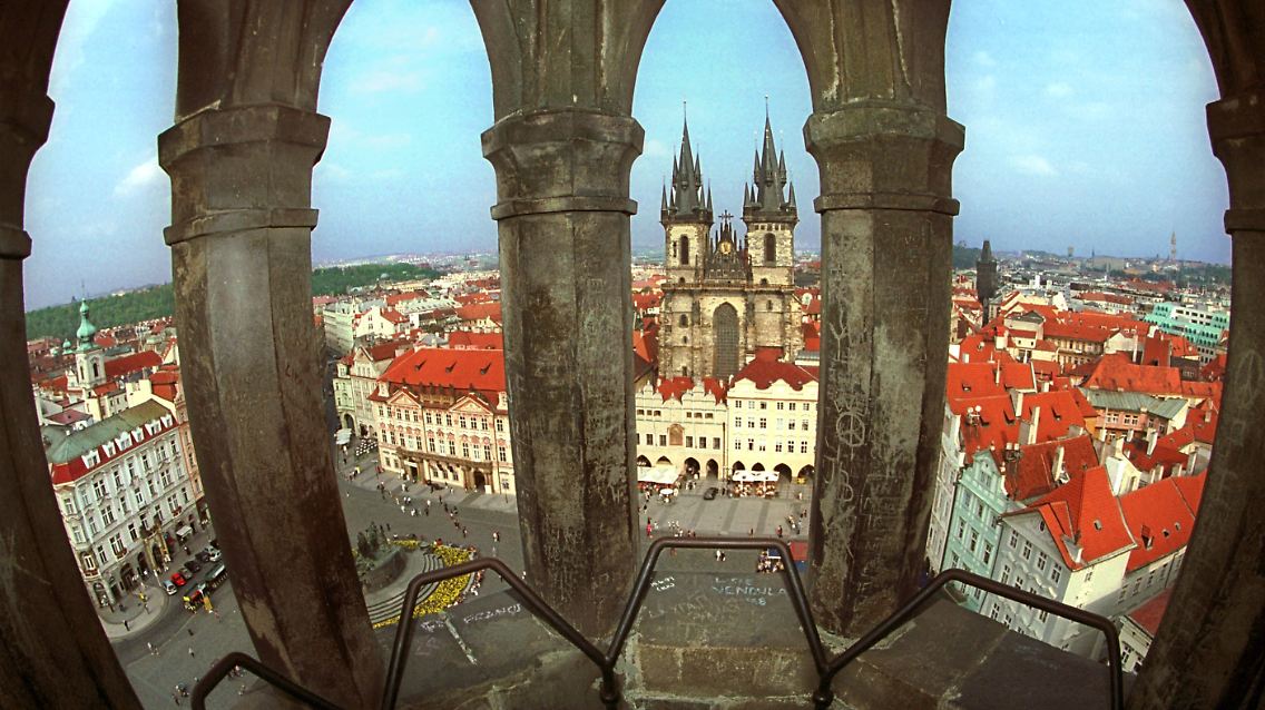 Vom Rathausturm in Prag bietet sich dieser Blick auf den Altstädter Platz mit der Kirche St. Maria vor dem Teyn. Die in der zweiten Hälfte des 14. Jahrhunderts erbaute Kirche ist eines der markantesten Bauwerke der tschechischen Hauptstadt.
