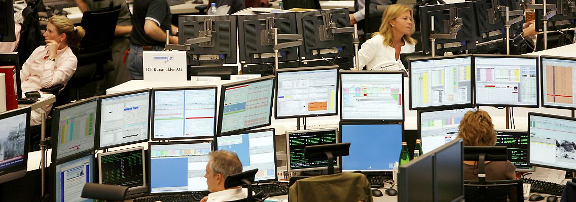 Erst werden sie befragt, dann reagieren sie: Finanzmarktexperten bei der Arbeit.