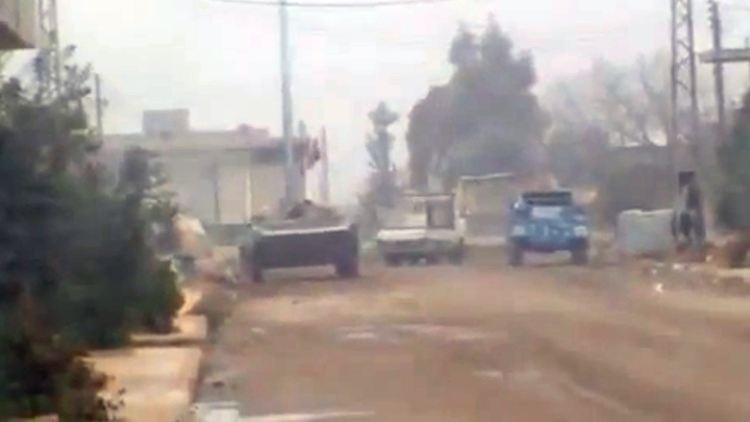 Ein Amateur-Video zeigt durch Homs rollende Militärfahrzeuge.