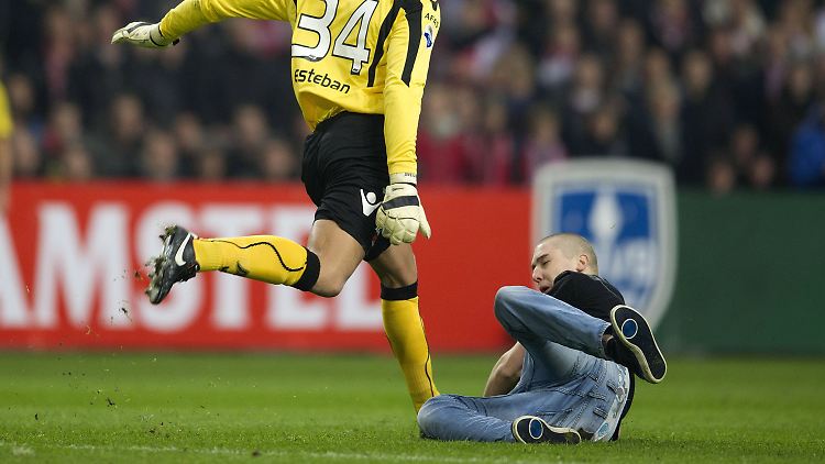 Erst streckte Esteban Alvarado den Angreifer nieder.
