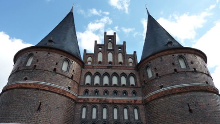 Wahrzeichen der Hanse- und Marzipanstadt Lübeck ist das Holstentor.