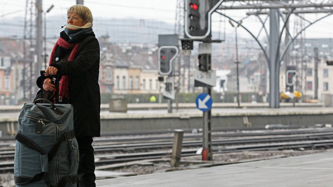 2011-12-21T115426Z_01_THR07_RTRMDNP_3_BELGIUM-STRIKE.JPG7108137267275444408.jpg
