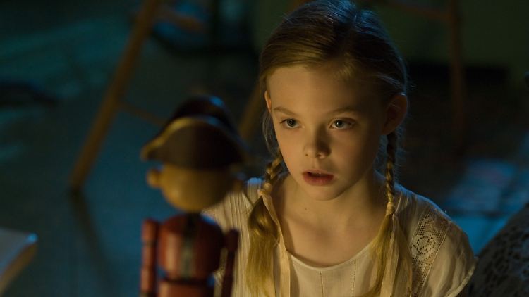 Mary (Elle Fanning) entdeckt, dass ihr Nussknacker lebt.