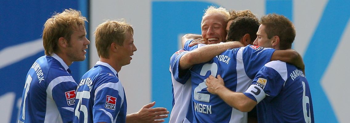 In Feierlaune: die Fußballer von Hansa Rostock.
