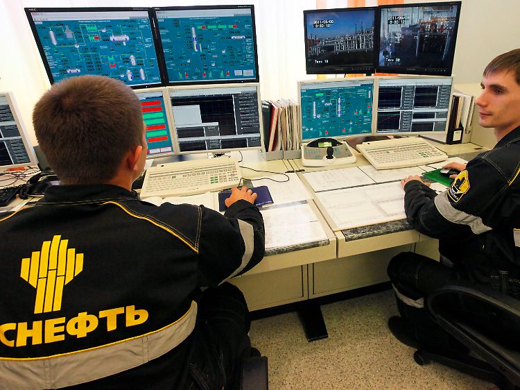 Klick für Klick zur Weltspitze: Rosneft-Mitarbeiter im Kontrollraum der Rosneft-Raffinerie in Achinsk.
