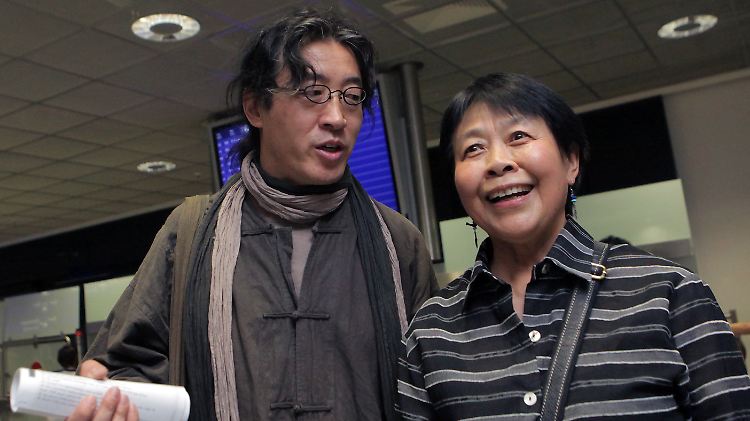Stein des Anstosses: Die china-kritischen Autoren Bei Ling (links) und Dai Qing.