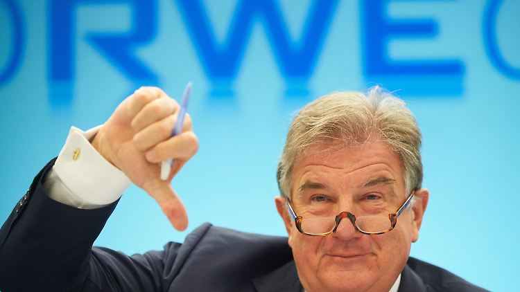 Daumen runter für RWE-Chef Großmann: Die Zusammenarbeit mit Gazprom kommt nicht zustande.