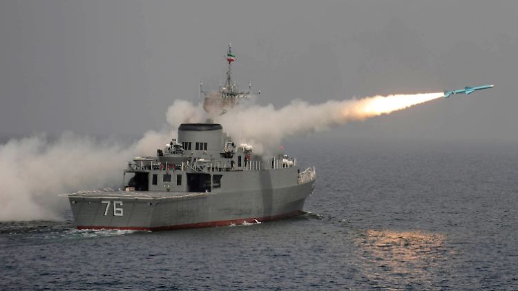 Leistungsschau vor aller Welt: Ein iranischer Zerstörer feuert eine Antischiffsrakete ab (Archivbild).