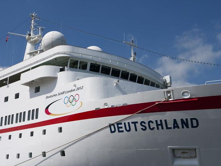 Sportfans mit großem Budget können während Olympia auf dem Kreuzfahrtschiff "Deutschland" übernachten.