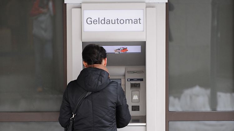 Millionenfacher Alltag in kleinen Summen: der Gang zum Automaten.