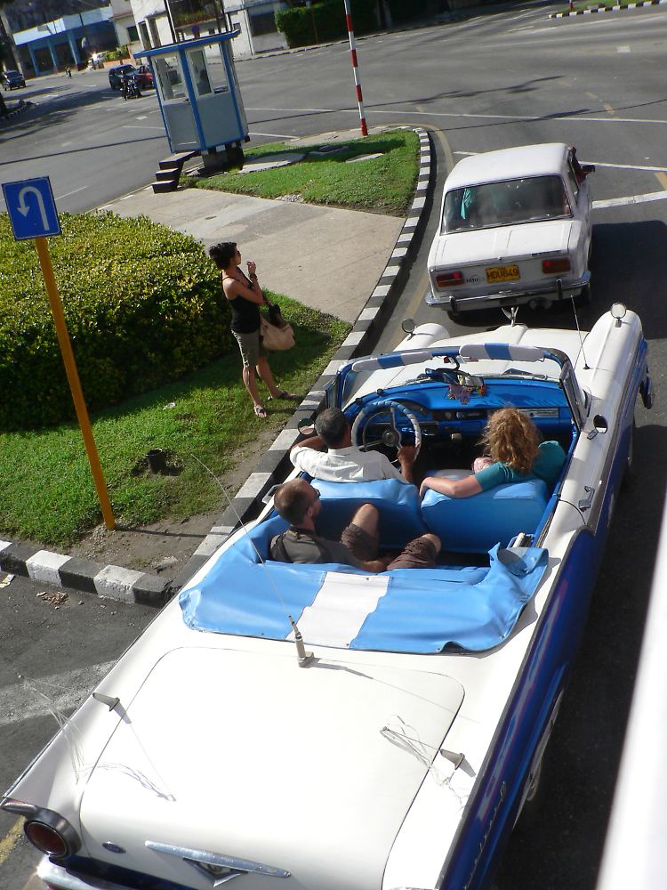 Für umgerechnet 30 Euro kann man sich eine Stunde im Cabrio durch Havanna chauffieren lassen.