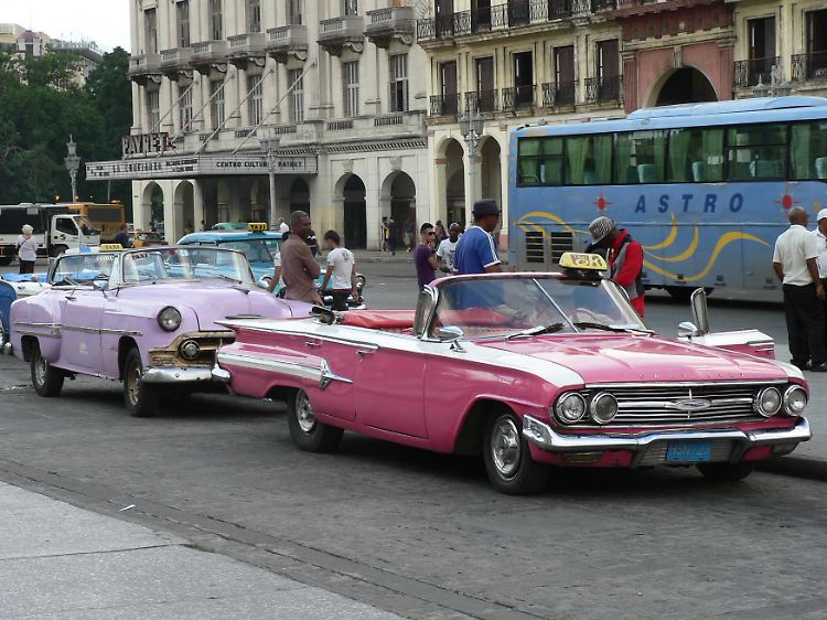Vor dem Capitolio, dem Parlamentsgebäude in Havanna, können Urlauber sich das Schönste aus der langen Reihe von Oldtimertaxis auswählen - oder sich für einen Peso Convertible vor den schicken Karossen fotografieren lassen.