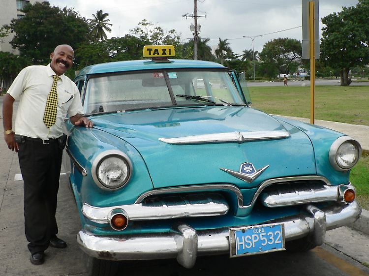 Taxifahrer Jorge chauffiert Kunden mit seinem Cheyenne, Baujahr 1957, durch Havanna.