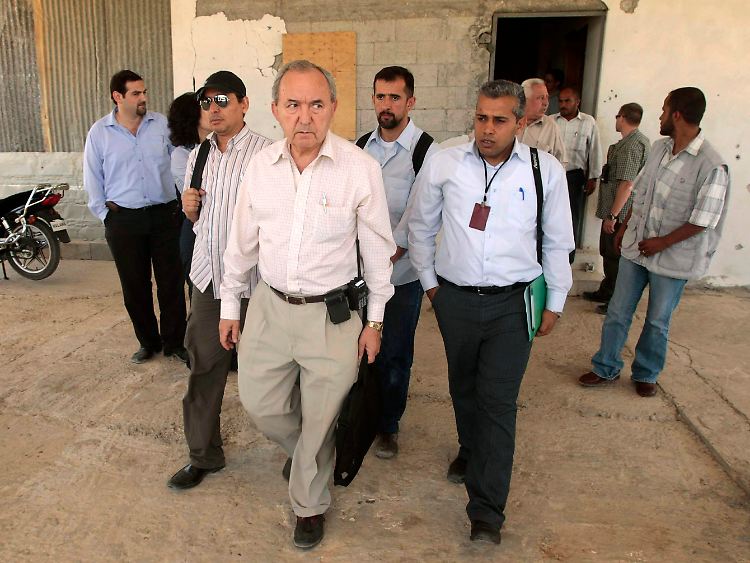 Der Südafrikaner Richard Goldstone (M.) am 3. Juni nach dem Besuch eines zerstörten Wohnhauses in Gaza-Stadt.