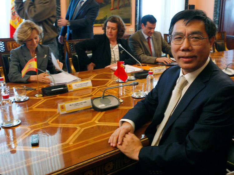 Das Engagement in Europa birgt Gefahren: ICBC-Chef Jianqing Jiang (r.), hier bei einem Gespräch mit der spanischen Wirtschaftsministerin Elena Salgado in Madrid (Archiv).