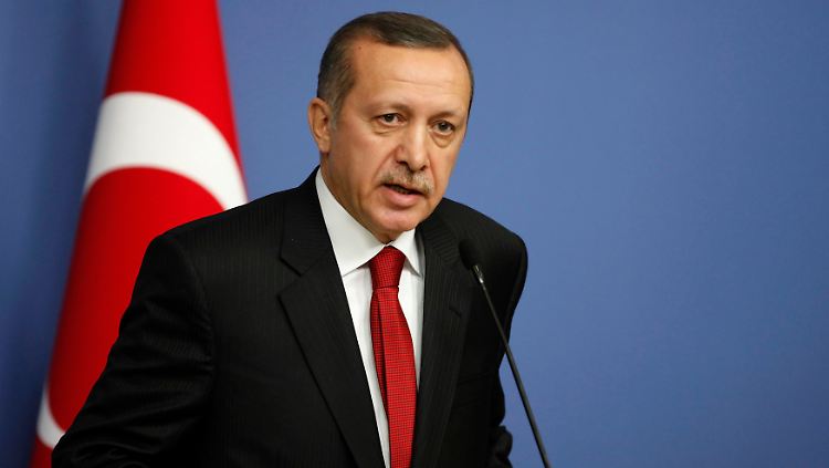 Der türkische Ministerpräsident Tayyip Recep Erdogan fährt schwere Geschütze gegen Frankreich auf.