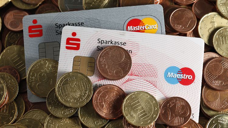 Die Sparkassen wollen in den nächsten vier Jahren alle 45 Millionen EC-Karten ihrer Kunden austauschen und so die Voraussetzung für das kontaktlose Bezahlen per Funkchip an der Ladenkasse schaffen.