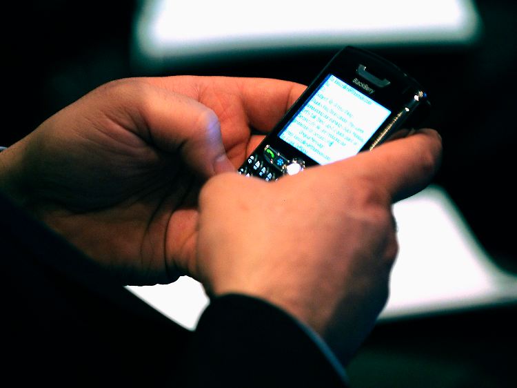 Für die einen Statussymbol, für die anderen eine elektronische Fußfessel: Smartphones wie das Blackberry.