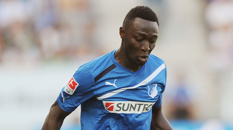 Chinedu Obasi wechselt das blaue mit dem königsblauen Tirkot.