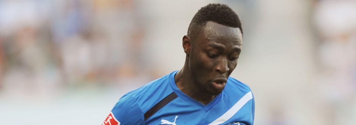 Chinedu Obasi wechselt das blaue mit dem königsblauen Tirkot.