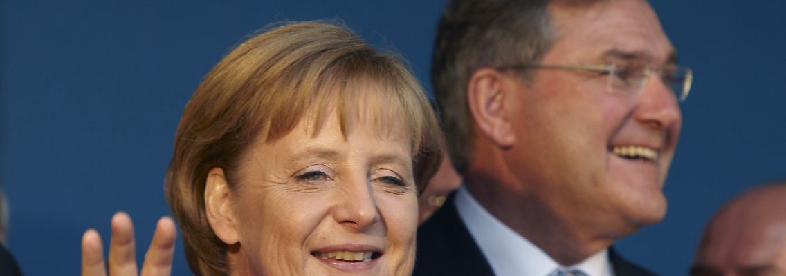 Trotz der jüngsten Vorgänge in Afghanistan sitzt Franz Josef Jung fest in Merkels Kabinett im Sattel.