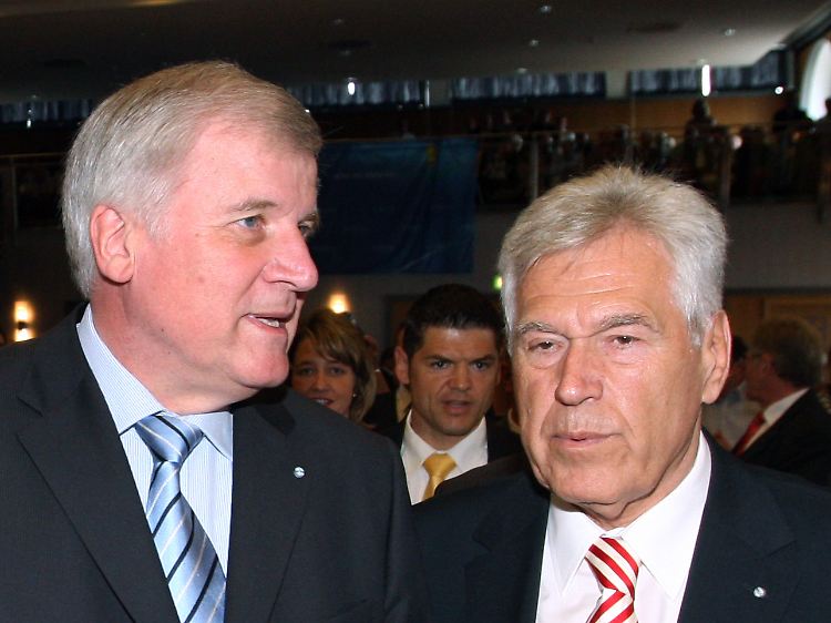 Michael Glos (r) bat Horst Seehofer (l) und nicht Angela Merkel, aus dem Kabinett scheiden zu dürfen.