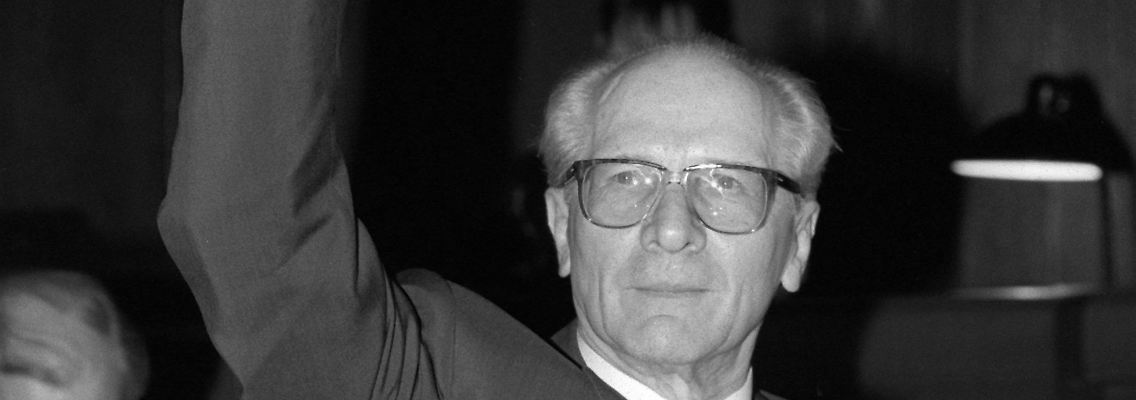 Mit gestreckter Faust betritt Erich Honecker, früherer Staats- und Parteichef der DDR, den Gerichtssaal in Berlin-Moabit (Archivbild vom 30.11.1992).