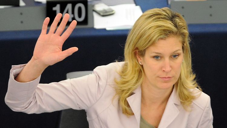 Koch-Mehrin stimmt während einer Plenarsitzung des EU-Parlaments in Straßburg ab.