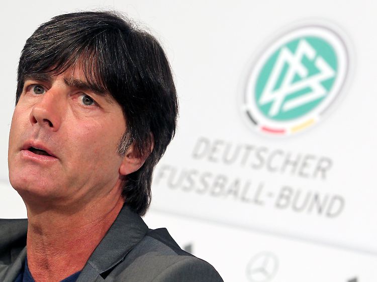 Bundestrainer Joachim Löw plädiert dafür, dass sich Fußballprofis professionell helfen lassen.