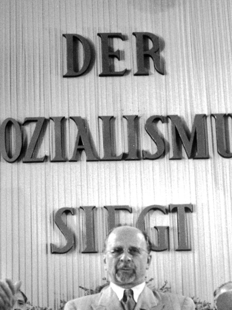 Walter Ulbricht, Erster Sekretär des Zentralkomitees der SED, sorgte für reichlich Witzstoff in der ehemaligen DDR (Archivbild vom 10.07.1958).