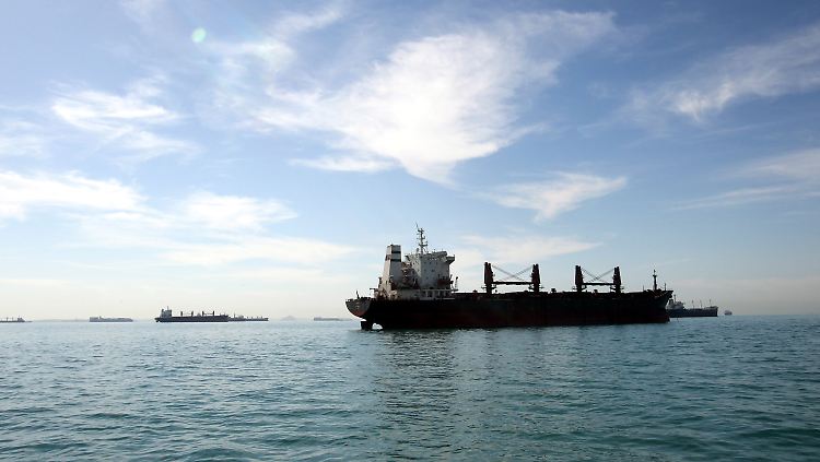 Ein Cargo-Schiff im Persischen Golf