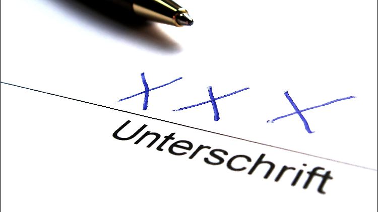 In der Regel werden auch beim Online-Abschluss die Versicherungsunterlagen zugeschickt und müssen unterschrieben werden.