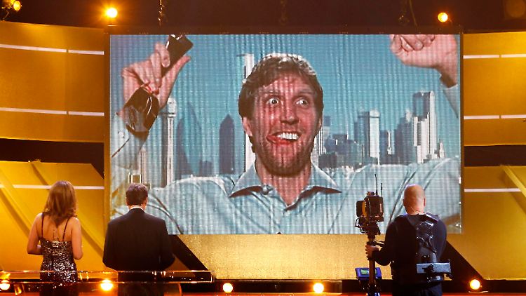 Nowitzki feiert die Auszeichnung als Sportler des Jahres in eigenwilliger Pose.
