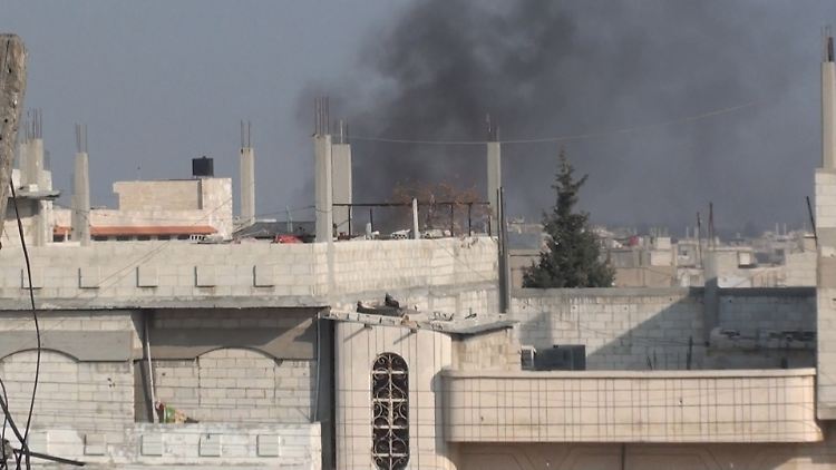 Rauch steigt über Homs auf.