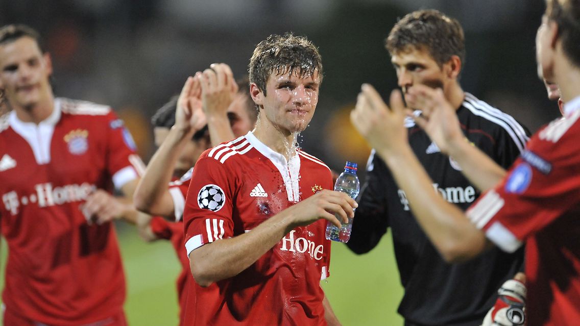 Auf ihn mit Applaus: Thomas Müller lässt sich feiern.