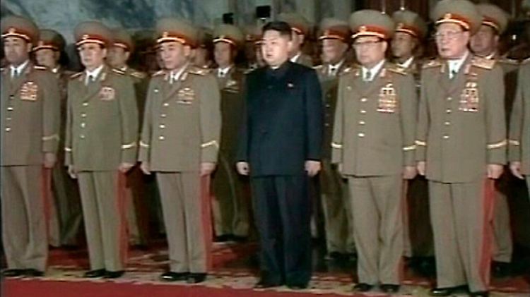 Neue Führungsriege, alte Familie: Der neue Oberbefehlshaber Kim Jong Un inmitten seiner Generäle, inklusive Jang Song Thaek (zweiter von links)