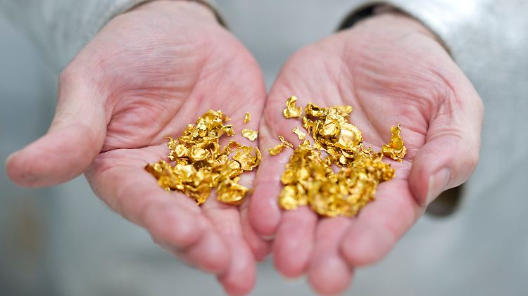 In unsicheren Zeiten nehmen die Anleger gerne Gold in die Hand. 