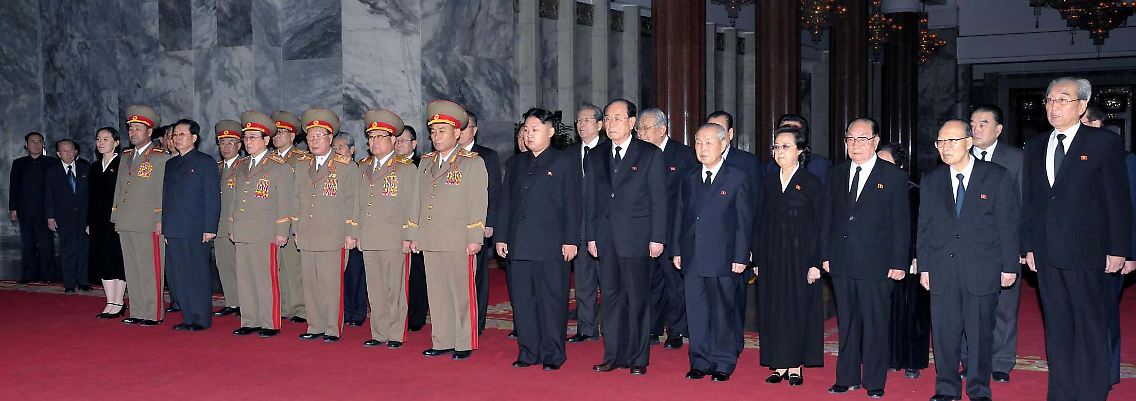 Kim Jong Un mit Gefolge: Kim Yong Nam (6.v.r), Kim Kyong Hui (4.v.r.).
