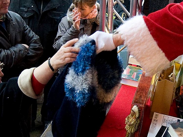 Schüler, Studenten, Rentner und Hausfrauen können in der Weihnachtszeit lukrative Aushilfstätigkeiten übernehmen.