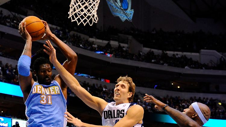 Nowitzki kann mit seinem Team gegen die Denver Nuggets nichts ausrichten.