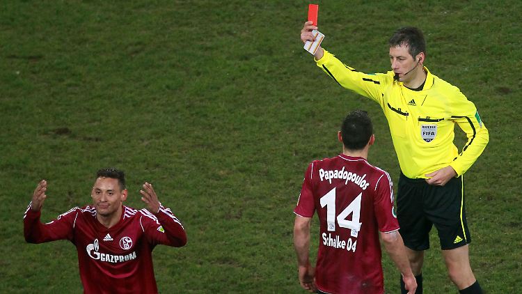 Jermaine Jones (l.) sieht Rot und muss vom Platz.