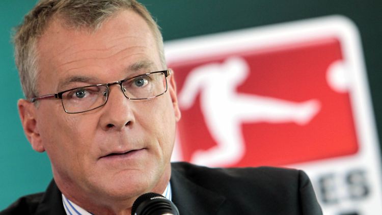 DFL-Geschäftsführer Holger Hieronymus verbittet sich Eingriffe in den Spielplan.