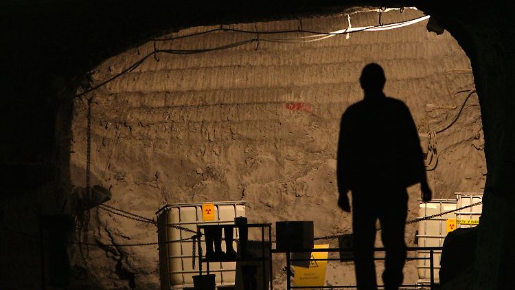 Die Behälter mit den Cäsium-137 kontaminierten Flüssigkeiten auf der 750 Meter-Sohle vor der Kammer 12 in der Schachtanlage Asse II in Remlingen.