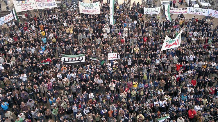Die Proteste gegen die syrische Führung nehmen kein Ende. Wie hier in Binsh gehen die Menschen in vielen Städten auf die Straße.