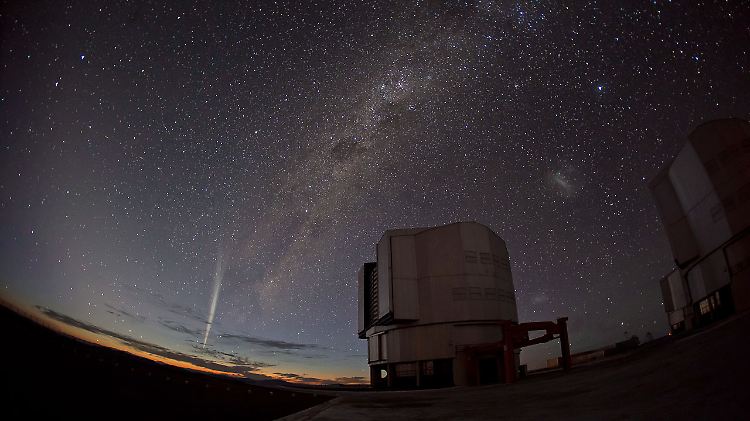 Lovejoy ist in der Dämmerung am Horizont vom Paranal-Observatorium der ESO in Chile aus zu sehen.
