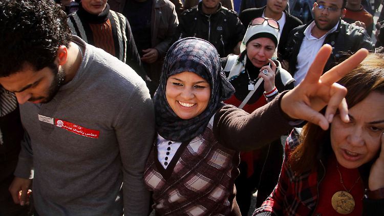 Samira Ibrahim freut sich über das Gerichtsurteil.