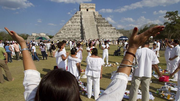 Nachfahren der Maya zelebrieren am 21. Dezember 2011 an der Pyramide in Chichén Itzá das neue Jahr nach dem Mayakalender.