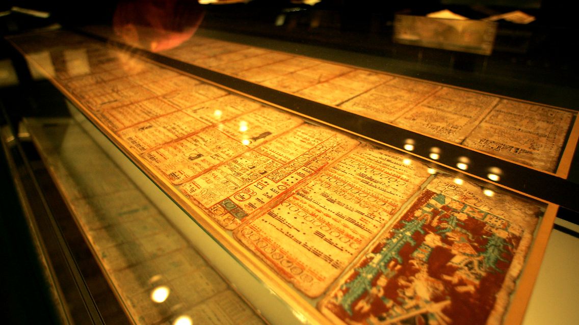 Die Maya-Handschrift mit der vermeintlichen Prophezeiung des Weltuntergangs sorgt zurzeit für einen Besucheransturm in der Sächsischen Landesbibliothek in Dresden. Die SLUB zeigt das Original des 800 Jahre alten Kodex, der den Weltuntergang am 21. Dezember 2012 vorhersagen soll.